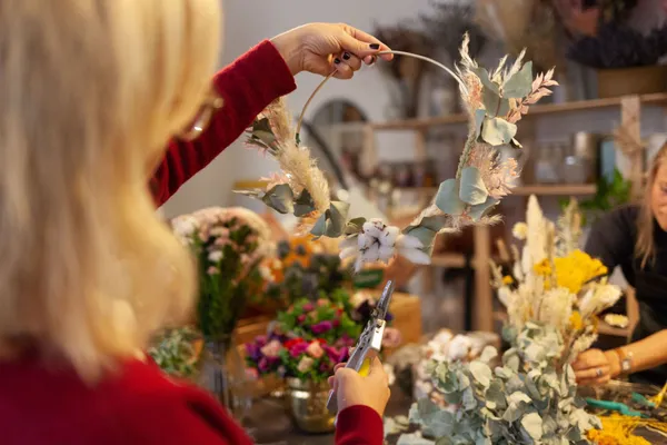 Créez une grande couronne de fleurs séchées - Image n°3 - Wecandoo