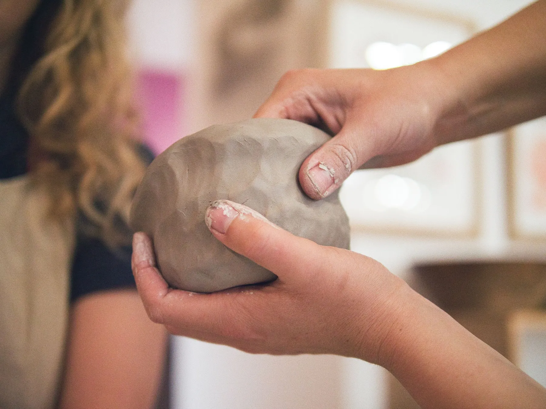 Modelez votre vase en grès blanc - Image n°3 - Wecandoo