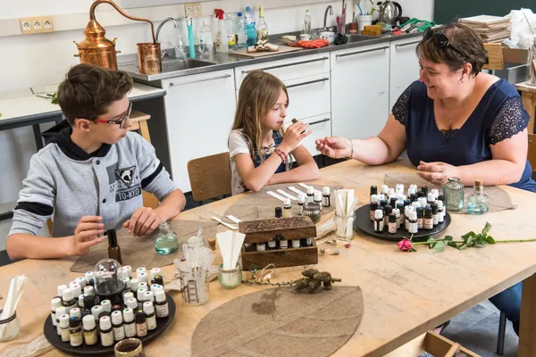 Créez votre parfum naturel en famille - Image n°2 - Wecandoo