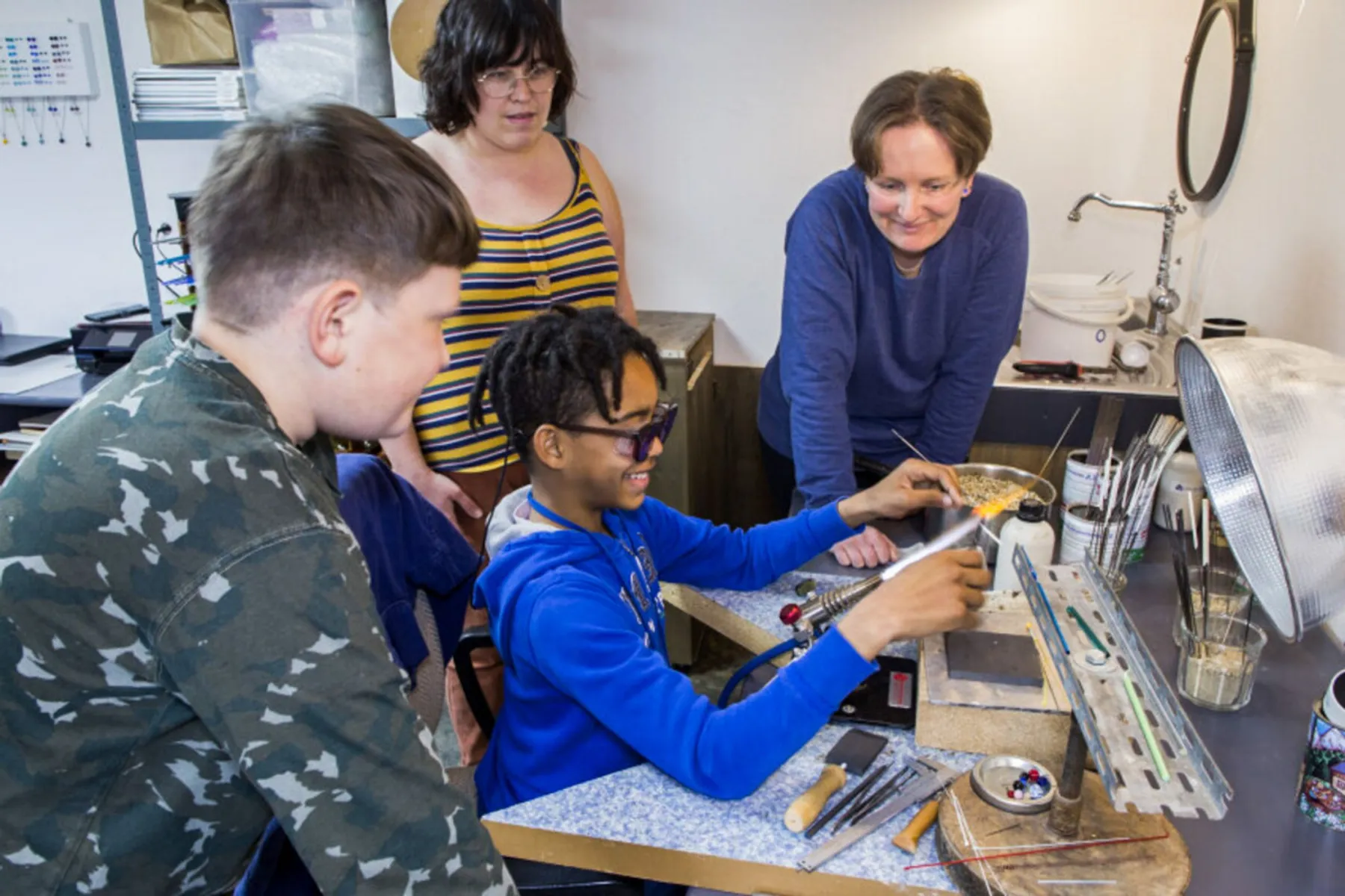 Réalisez des perles de verre au chalumeau avec votre enfant - Image n°3 - Wecandoo