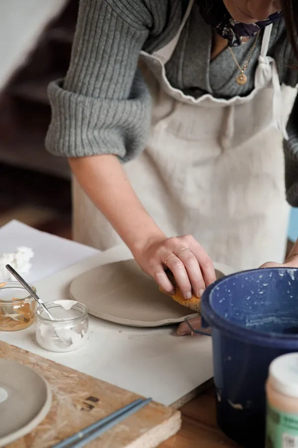 Modelez deux assiettes à dessert en famille - Afbeelding nr. 4 - Wecandoo