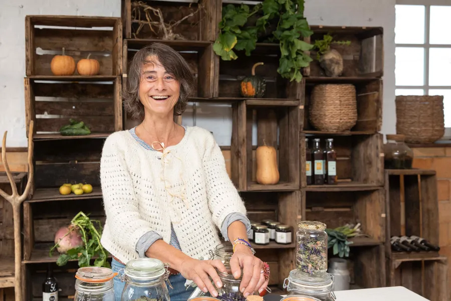 Karine : Productrice et Cueilleuse de Plantes Médicinales à Narbonne