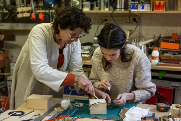 Créez votre lampe en marqueterie de paille - Image n°4 - Wecandoo