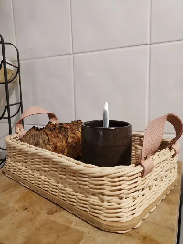 Créez votre plateau apéritif rectangulaire en rotin et cuir - Image n°4 - Wecandoo