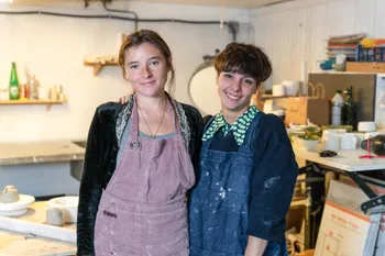 Ava: Artisans Céramistes et Teinturières in Limoges