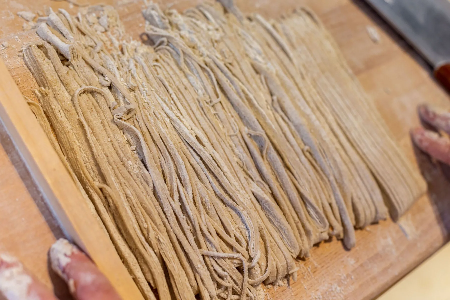 Réunissez votre équipe et réalisez et dégustez vos pâtes soba au sarrasin dans votre lieu avec Olivier - Image n°4 - Wecandoo