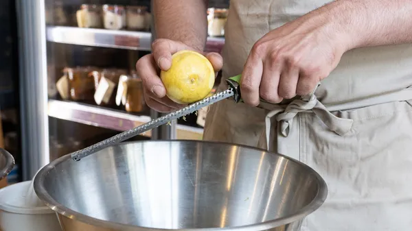 Réunissez votre équipe et apprenez à préparer vos plats anti-gaspillage avec Nadia - Image n°4 - Wecandoo