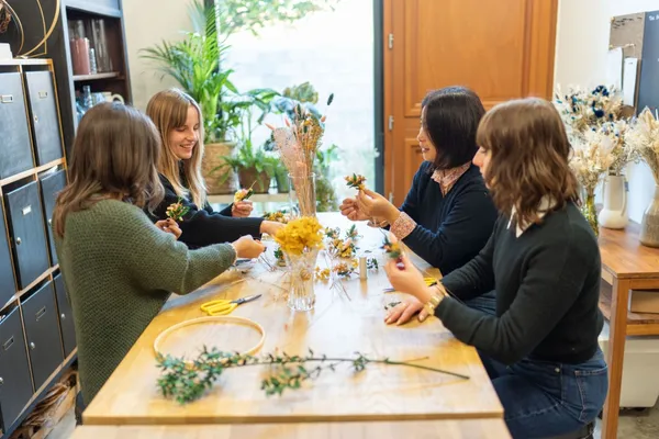 Réalisez votre couronne de fleurs séchées en groupe - Image n°2 - Wecandoo