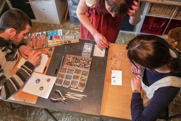 Fabriquez votre broche ou collier en résine colorée - Image n°3 - Wecandoo