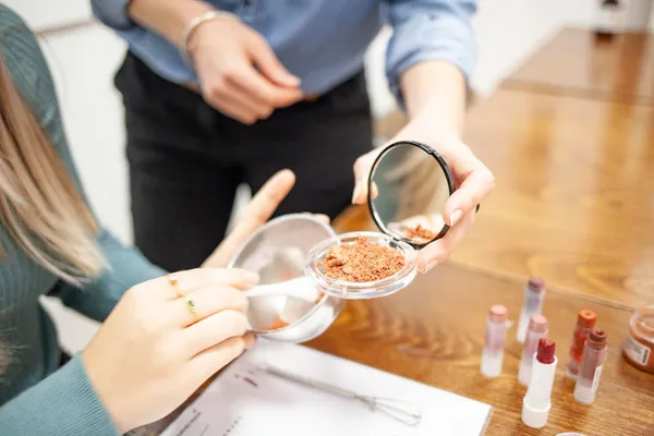 Réalisez votre rouge à lèvres et votre poudre - Afbeelding nr. 4 - Wecandoo
