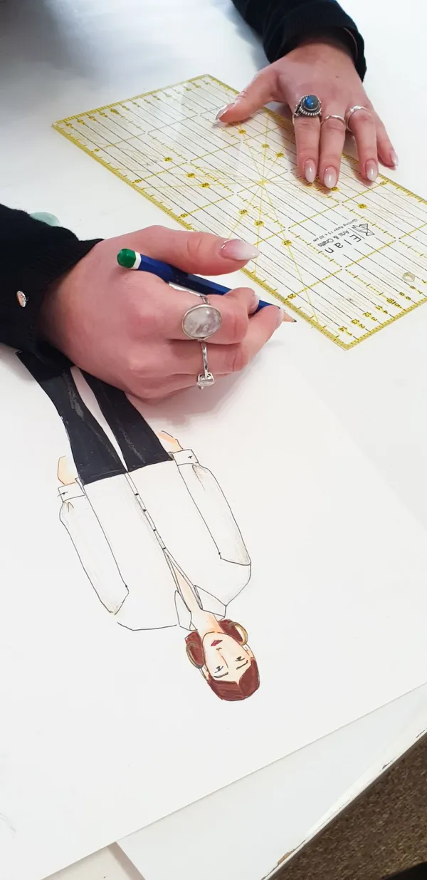 Plongez dans la vie d'une styliste-modéliste sur 3 jours - Image n°2 - Wecandoo