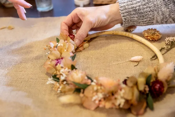 Wecandoo - Réalisez votre couronne de fleurs séchées