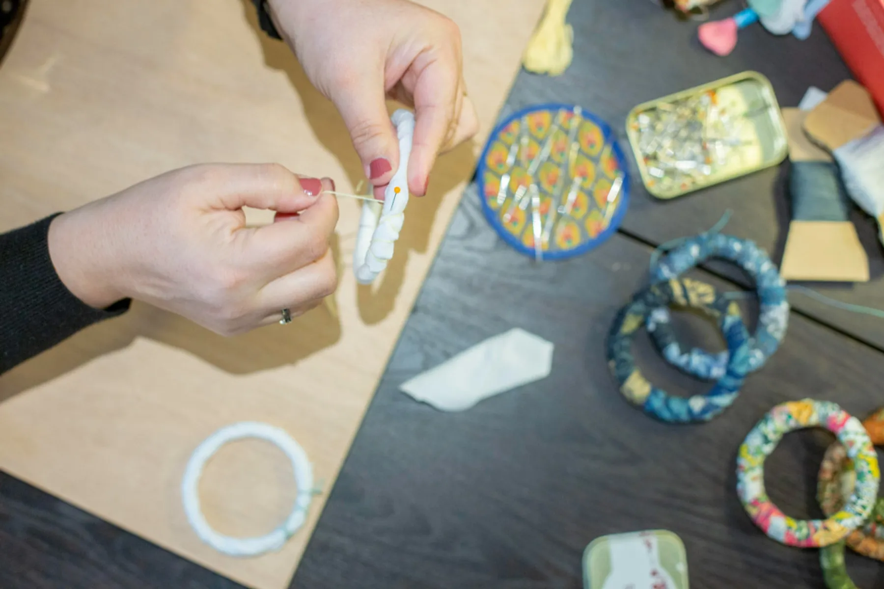 Créez votre trio de bracelets tout en couleurs - Image n°1 - Wecandoo