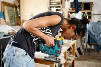 Tatiana: Shaper de skateboards in Paris