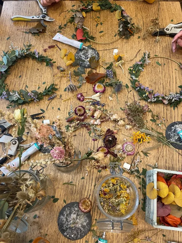 Réalisez vos couronnes de fleurs séchées en groupe - Image n°3 - Wecandoo