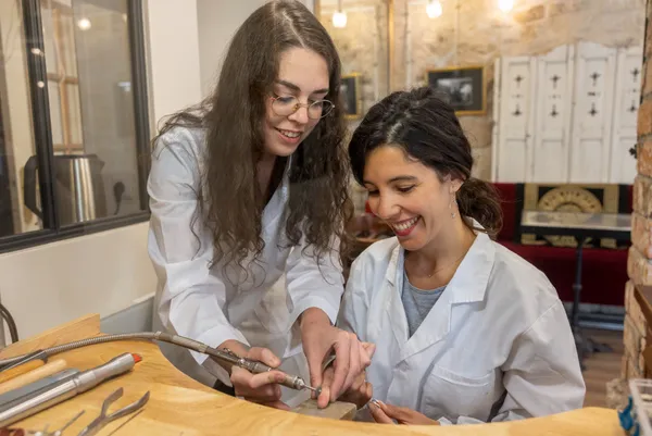 Concevez votre pendentif fleur de Sakura en argent serti d'une pierre semi-précieuse - Image n°4 - Wecandoo
