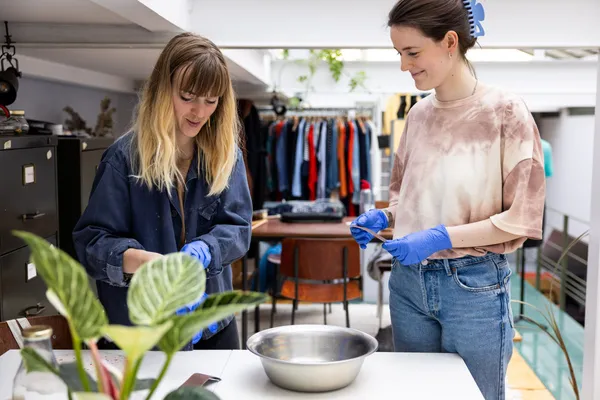 Coulez votre duo de bougeoirs en terrazzo recyclé - Image n°2 - Wecandoo