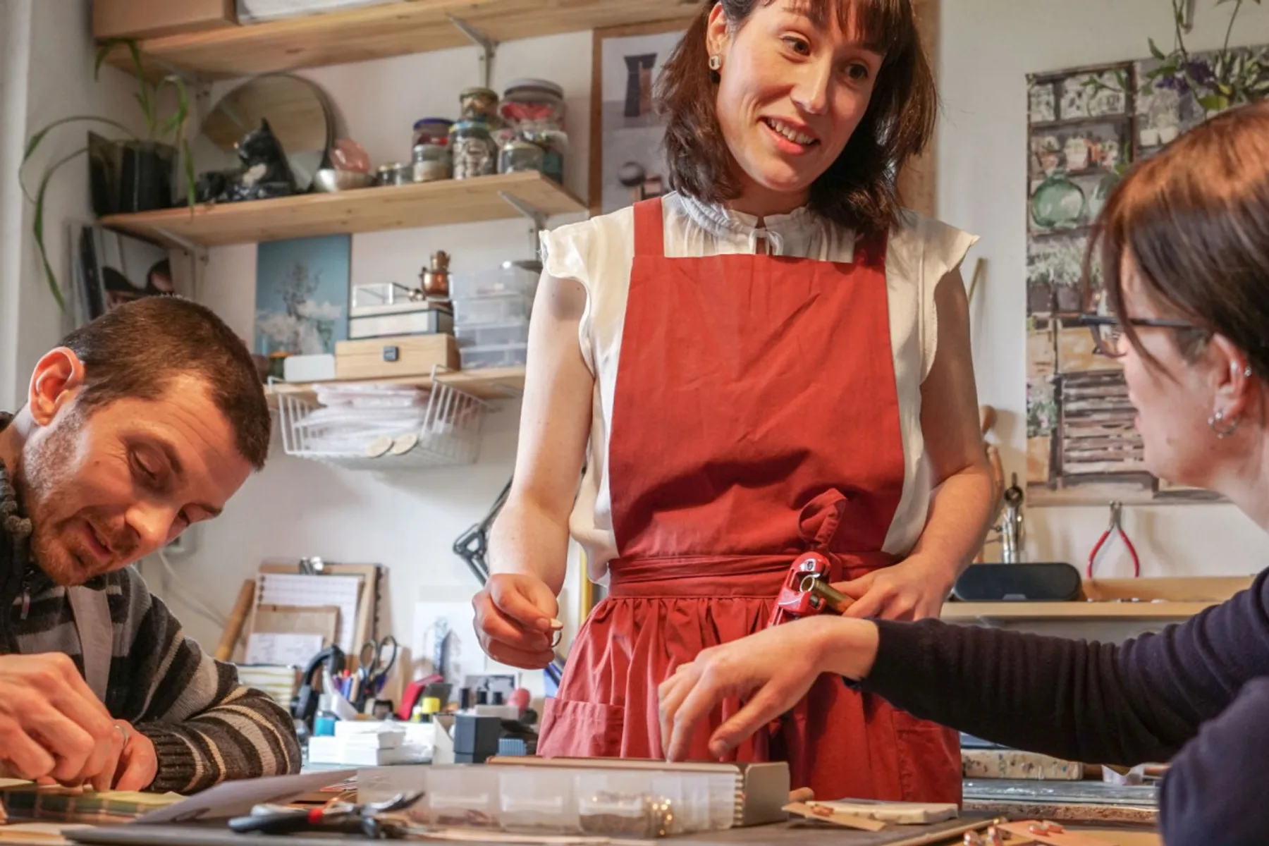 Fabriquez votre broche ou collier en résine colorée - Image n°2 - Wecandoo