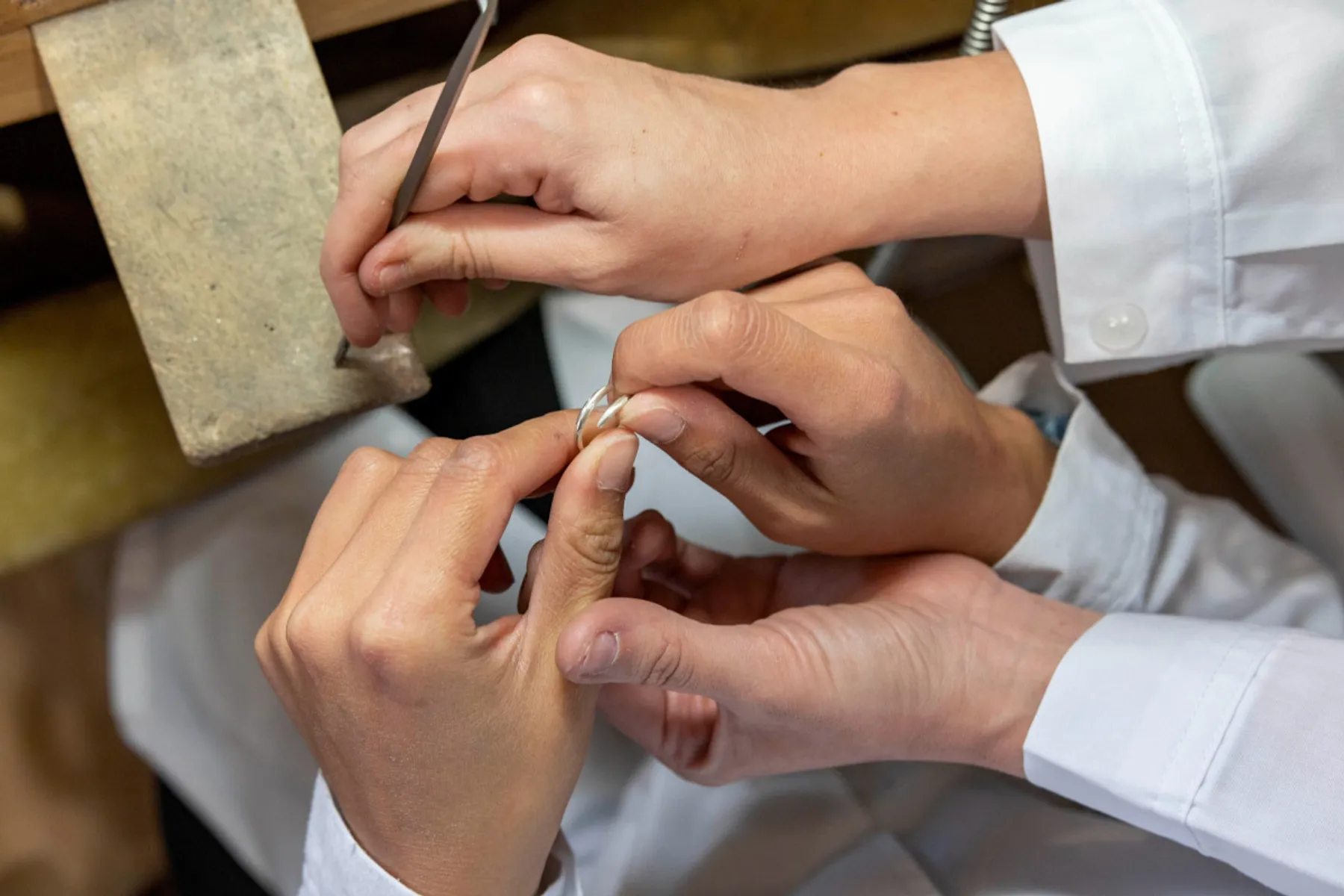 Créez votre bague en argent sertie d'une pierre semi-précieuse avec Justine - Image n°3 - Wecandoo