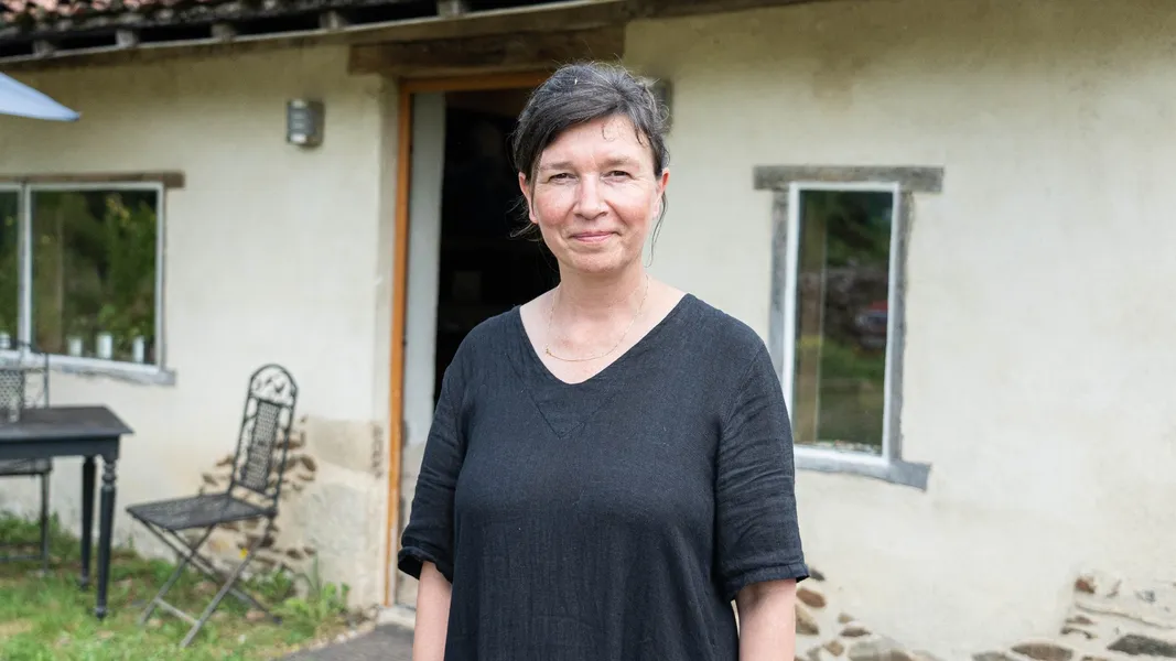 Isabelle : Fabricante de pigments végétaux à Limoges