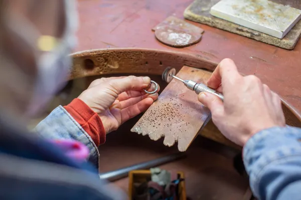 Créez votre duo d'anneaux martelés en argent - Image n°3 - Wecandoo