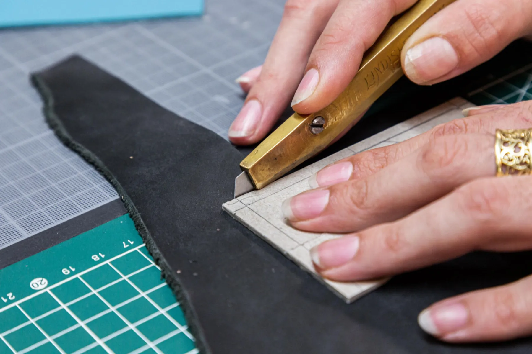 Fabriquez une pochette-enveloppe en cuir avec Flora - Image n°3 - Wecandoo