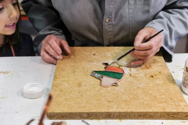 Créez un personnage en vitrail en famille - Image n°3 - Wecandoo