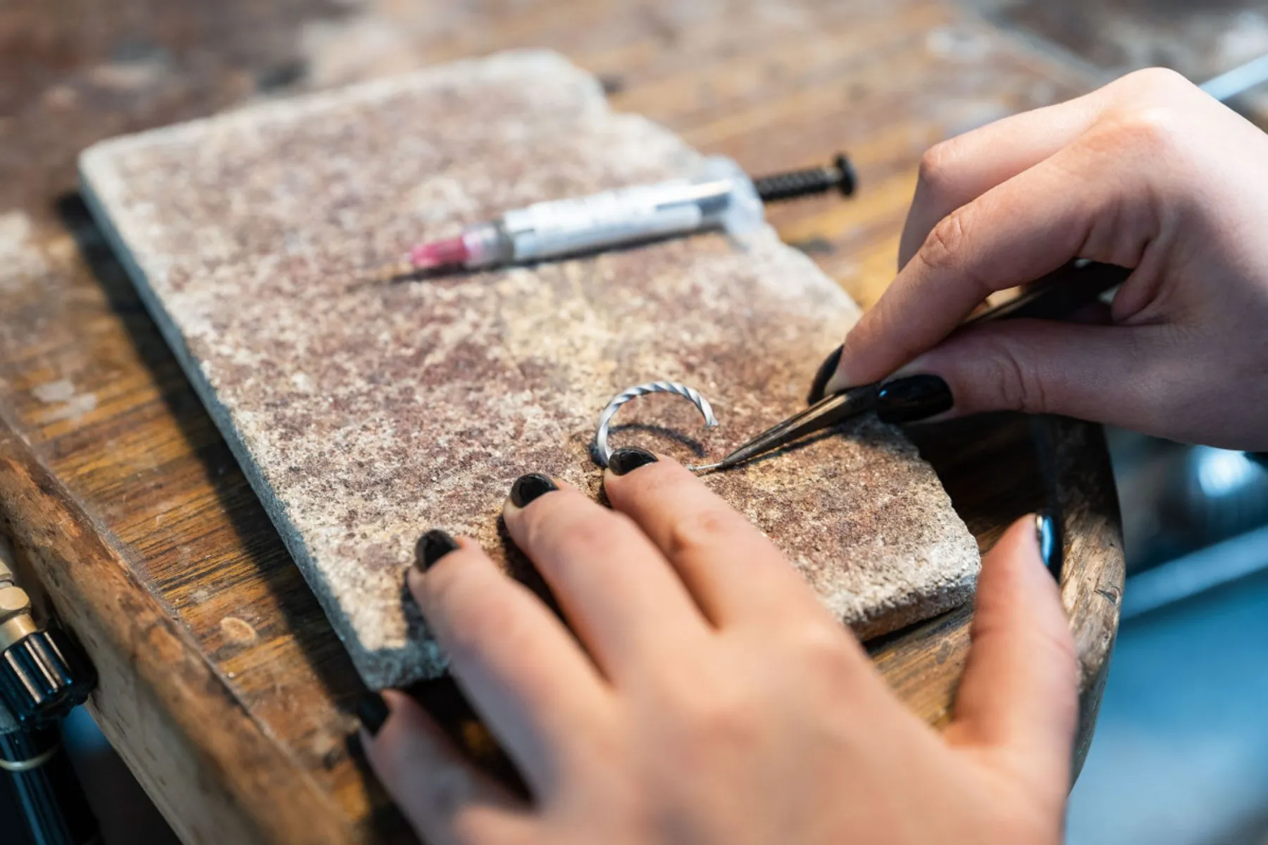 Réalisez votre paire de créoles en argent - Image n°4 - Wecandoo