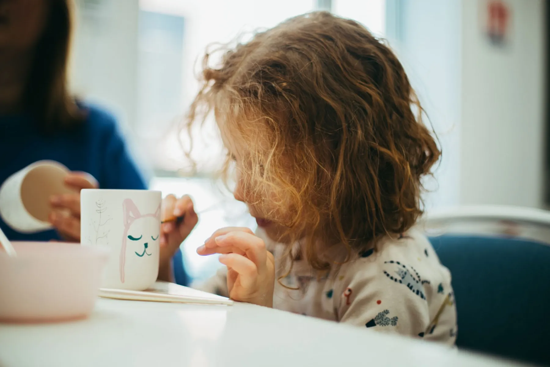 Décorez vos tasses en porcelaine en famille - Image n°4 - Wecandoo
