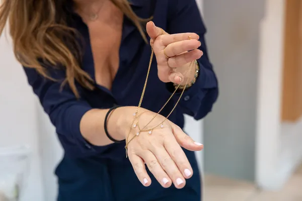 Composez votre double collier avec médaille gravée personnalisée avec Kelly et Agathe - Image n°4 - Wecandoo
