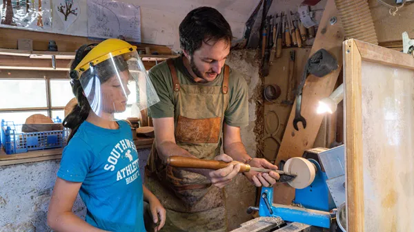 Initiez-vous au tournage et à la sculpture sur bois en groupe - Image n°4 - Wecandoo