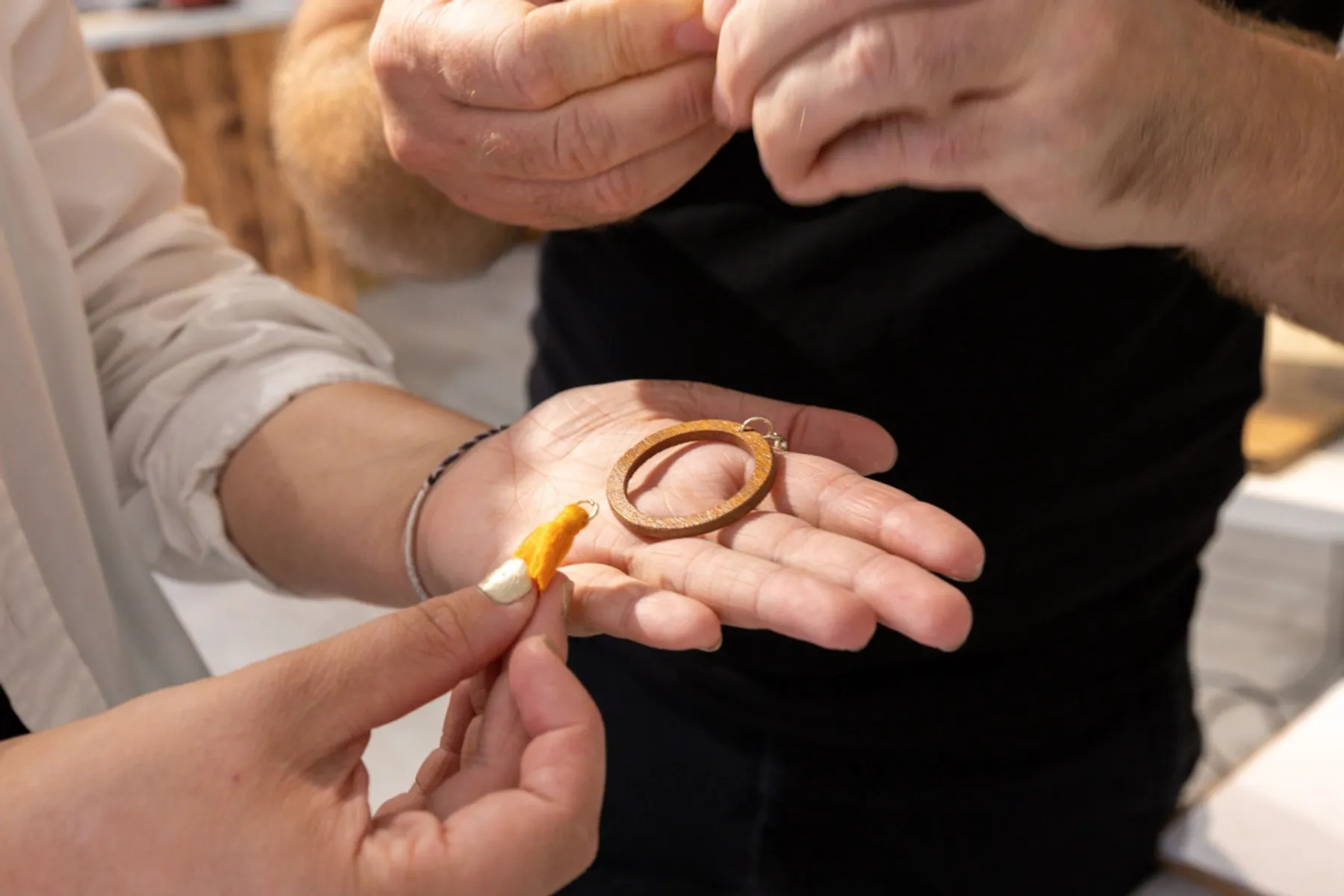 Réalisez votre paire de boucles d'oreilles en bois - Image n°5 - Wecandoo