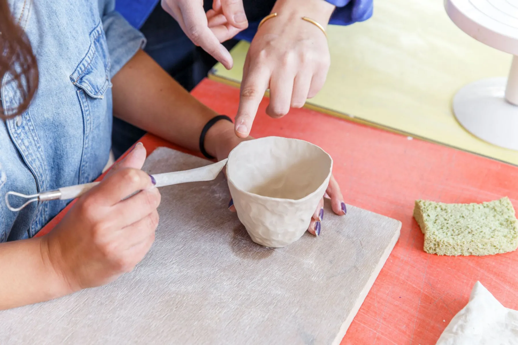 Modelez vos tasses à café en porcelaine avec Louise - Image n°4 - Wecandoo