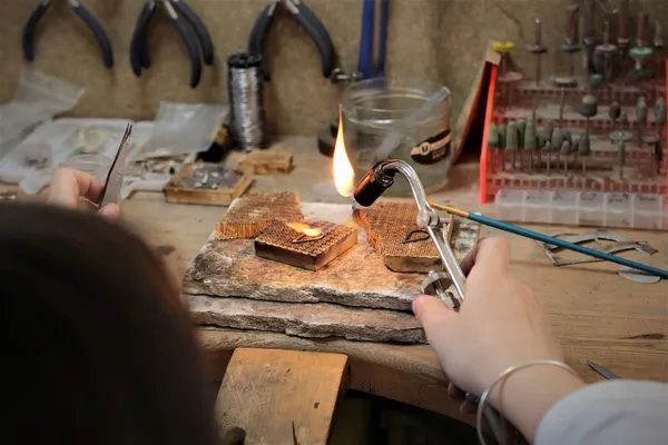 Créez vos boucles d'oreilles en argent avec Cécile - Image n°4 - Wecandoo