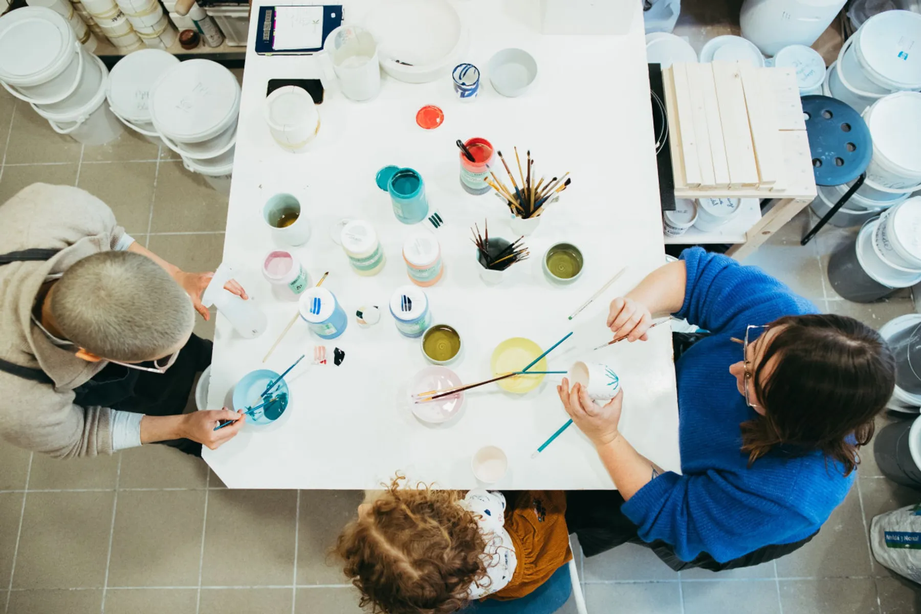 Décorez vos tasses en porcelaine en famille - Image n°1 - Wecandoo