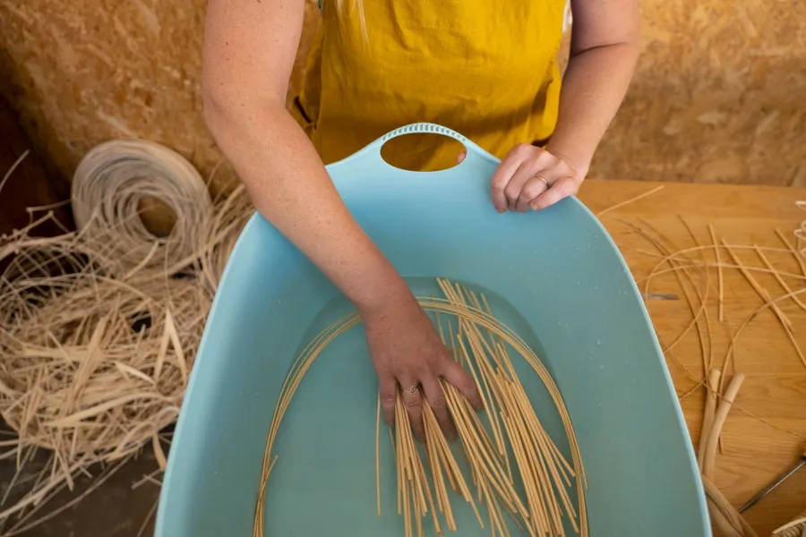 Réalisez votre miroir mural en vannerie de rotin - Image n°1 - Wecandoo