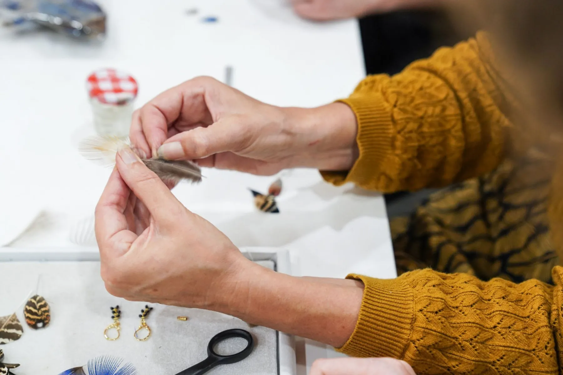 Créez votre composition en plumes sous cloche - Image n°3 - Wecandoo