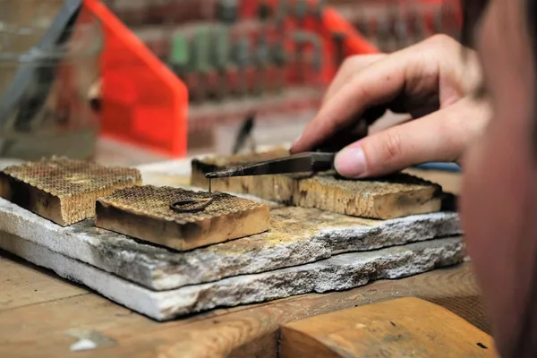 Créez vos boucles d'oreilles en argent avec Cécile - Image n°3 - Wecandoo