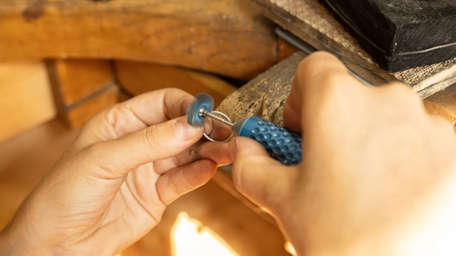 Créez votre bague perlée en or jaune 18 carats - Image n°4 - Wecandoo