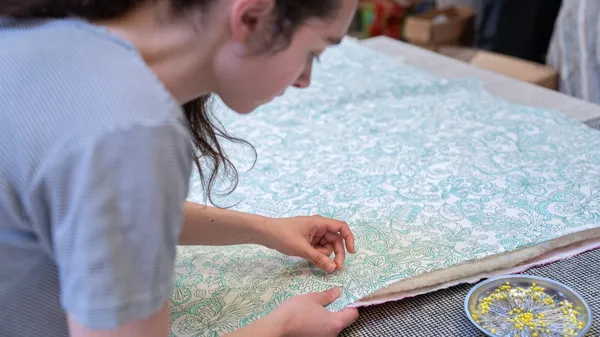 Confectionnez votre courtepointe en lin garnie de laine sur une journée - Image n°4 - Wecandoo