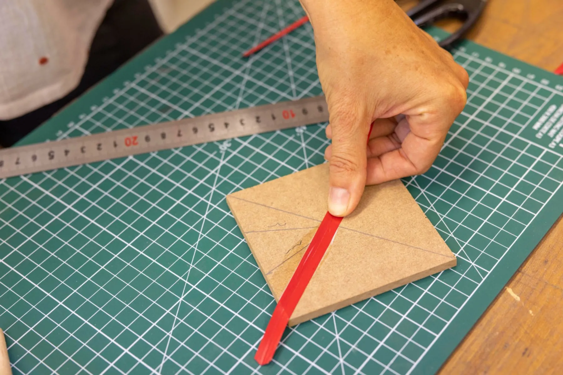 Réalisez votre duo de sous-verres en marqueterie de paille - Image n°3 - Wecandoo