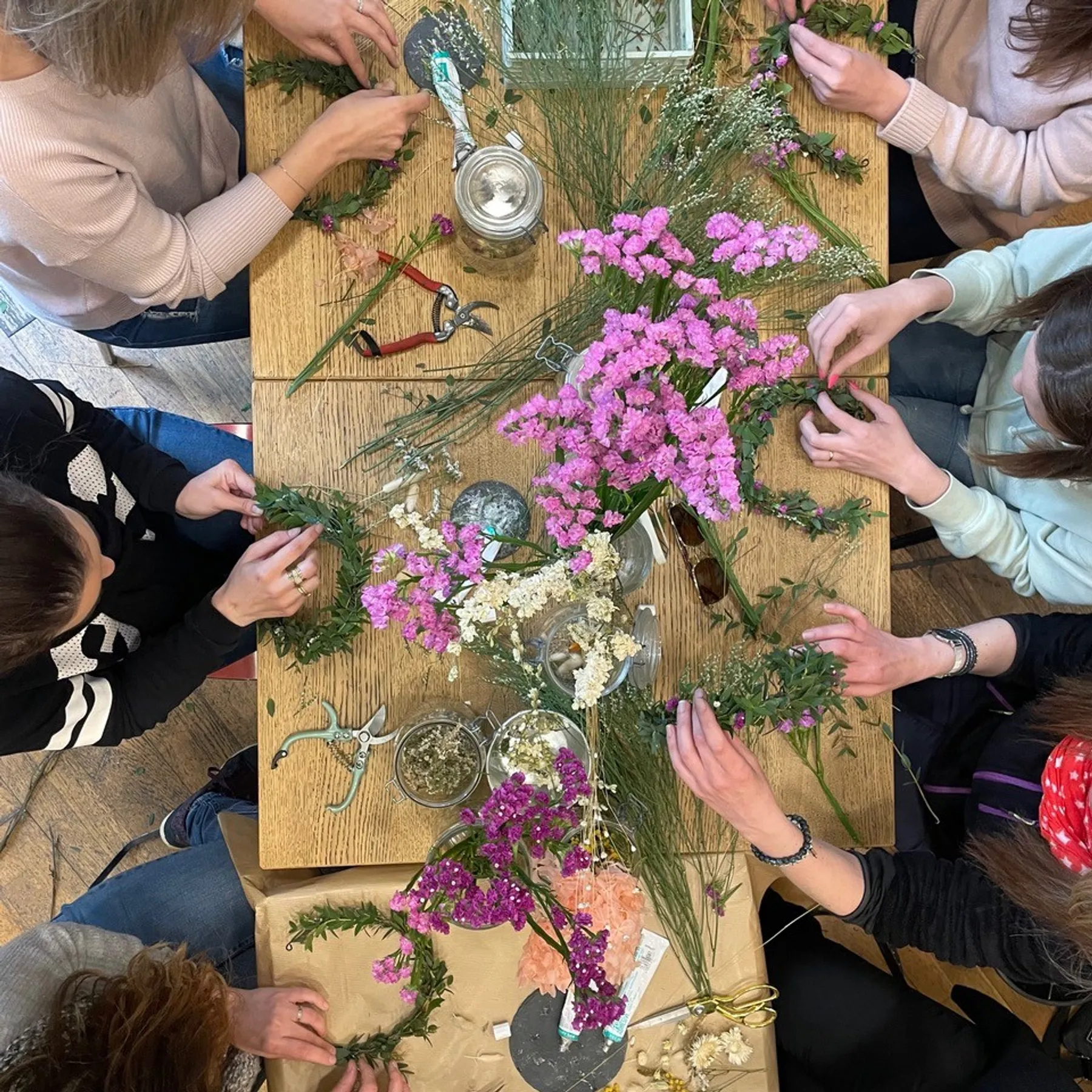 Réalisez vos accessoires floraux en groupe - Image n°3 - Wecandoo