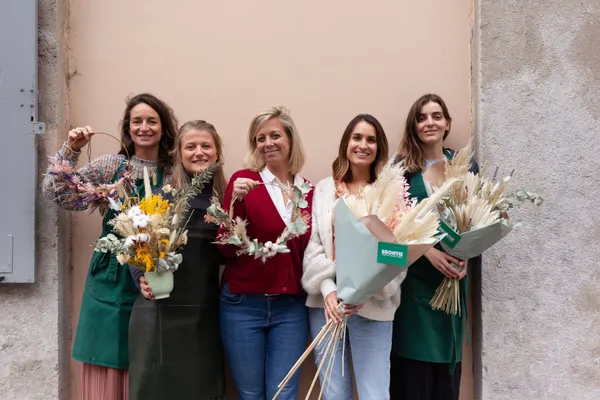 Créez une grande couronne de fleurs séchées - Image n°4 - Wecandoo