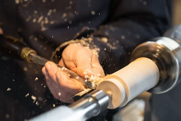 Réalisez votre stylo unique au tour à bois avec Dominique - Image n°3 - Wecandoo