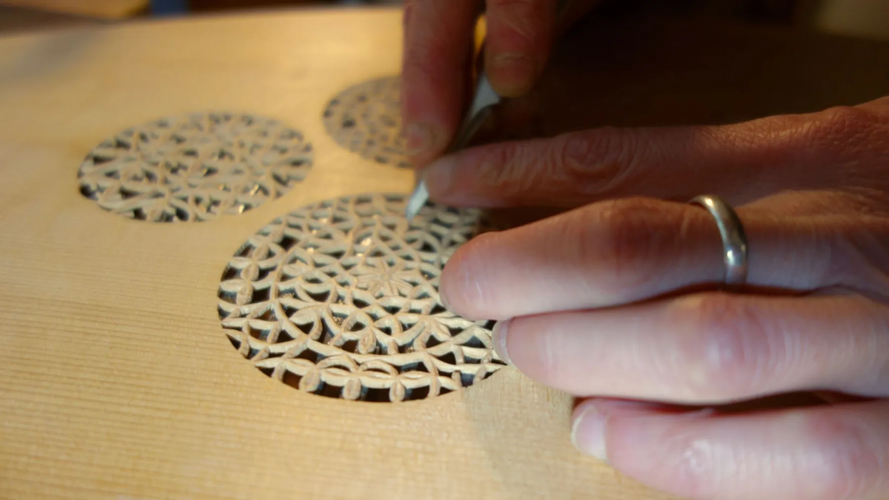 Initiez-vous à la sculpture de rosace de luth - Image n°5 - Wecandoo