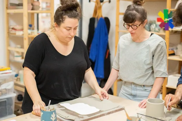 Réalisez votre set apéro en céramique et décorez le avec un motif en terre colorée - Image n°4 - Wecandoo