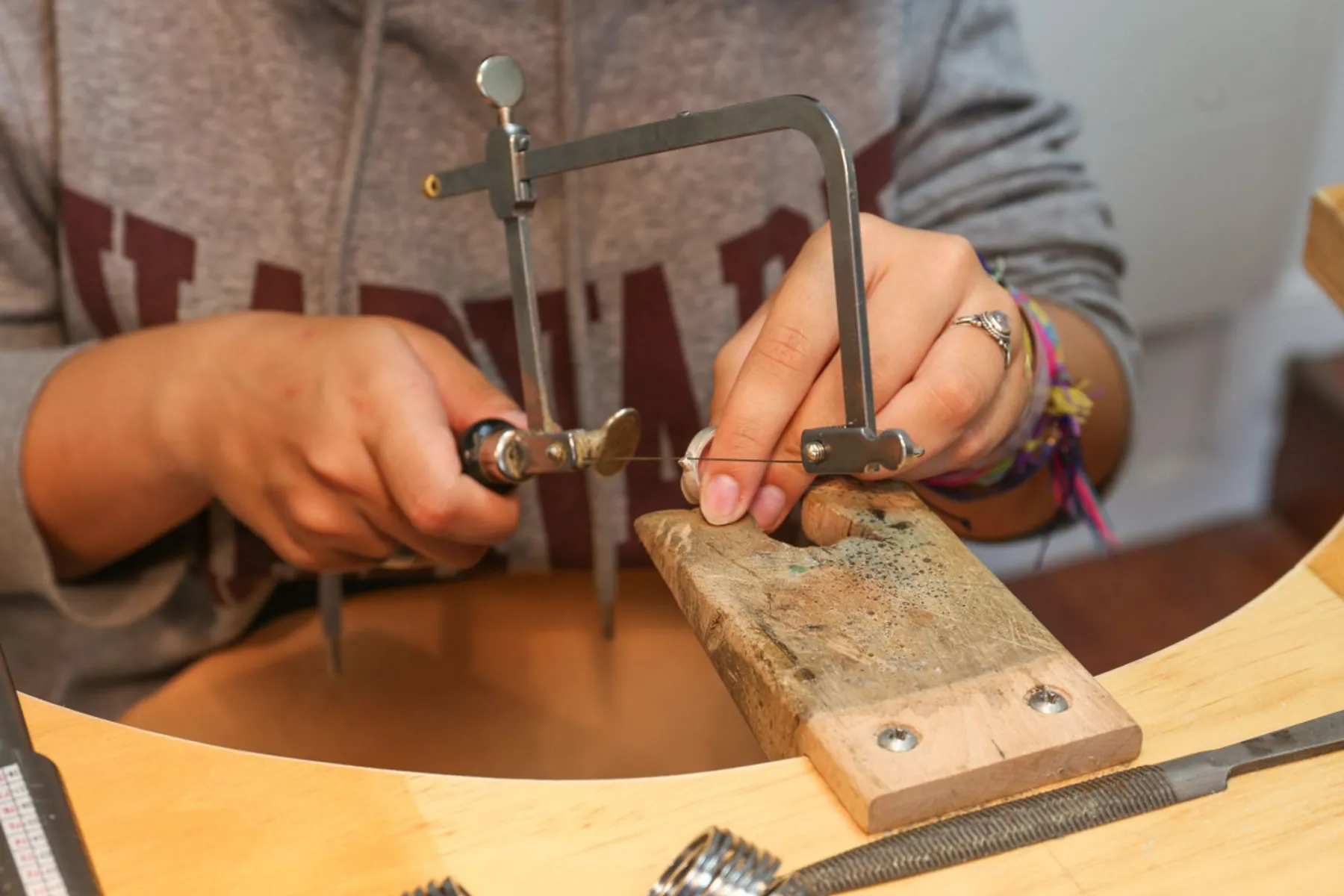 Réalisez votre paire de boucles d'oreilles en laiton - Image n°1 - Wecandoo