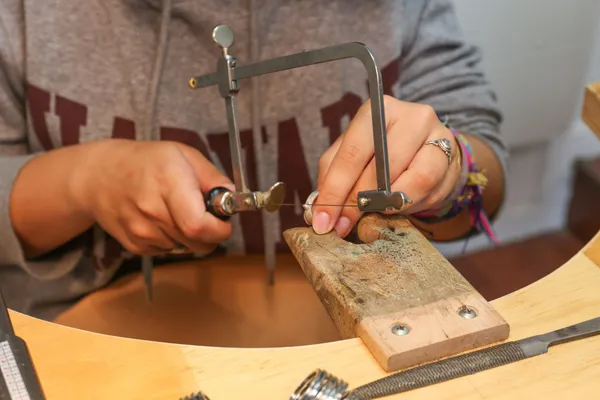 Réalisez votre paire de boucles d'oreilles en laiton - Image n°1 - Wecandoo