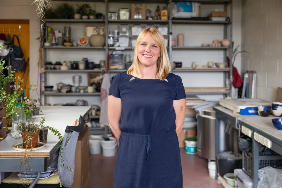 Sophie: Artisan Vitrailliste in Chartres