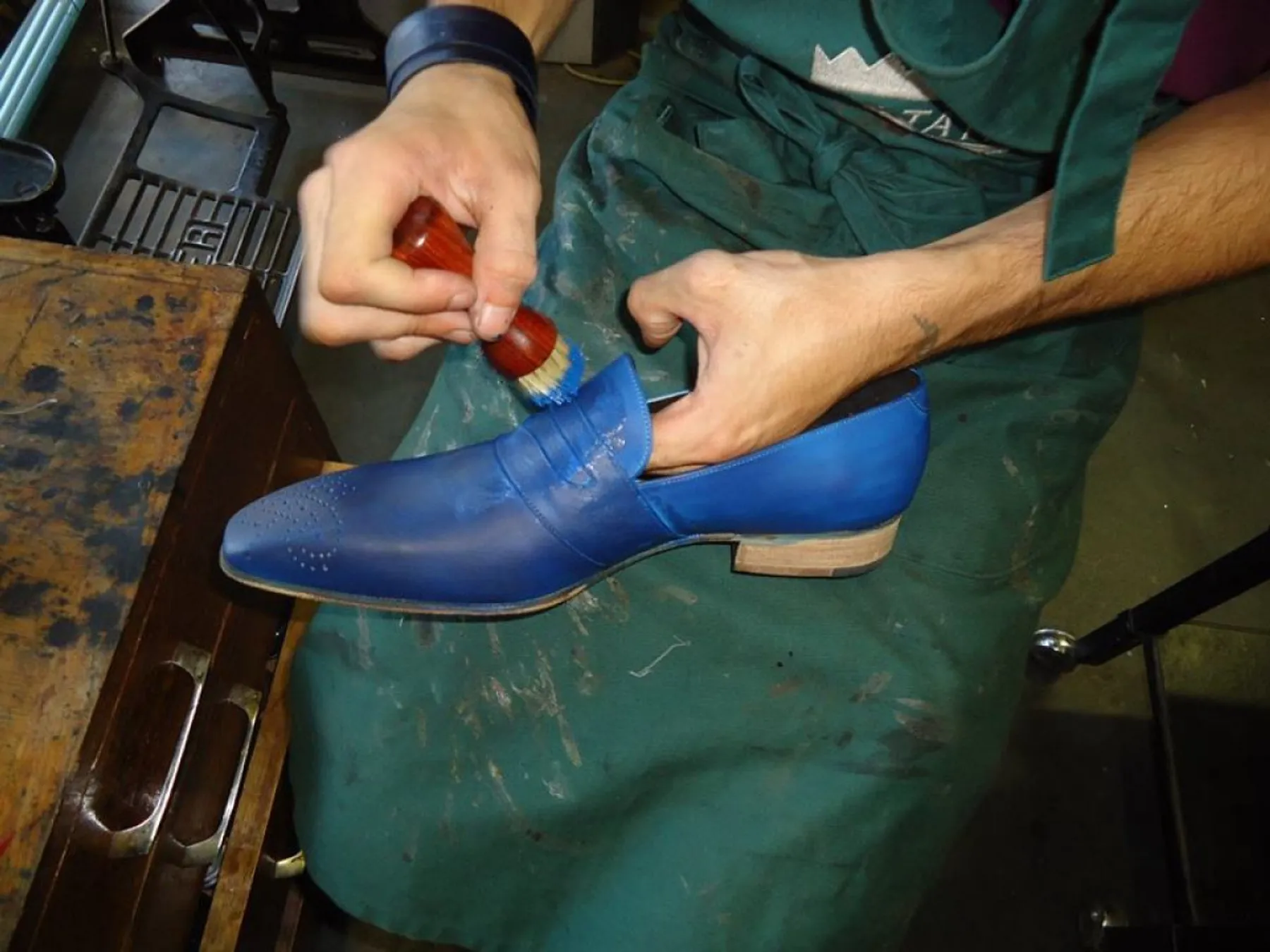 Patinez une paire unique de souliers de ville en cuir - Image n°3 - Wecandoo